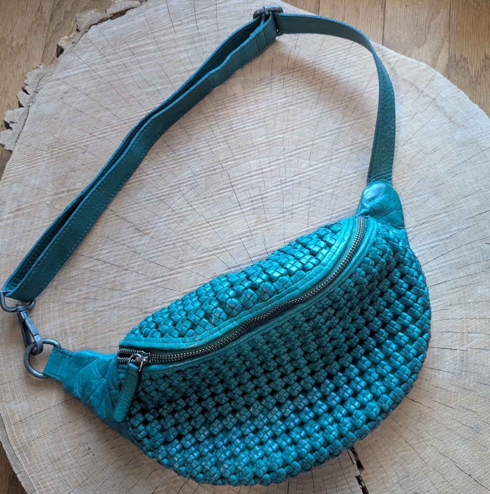 Vilenca Holland woven leather belt bag - green